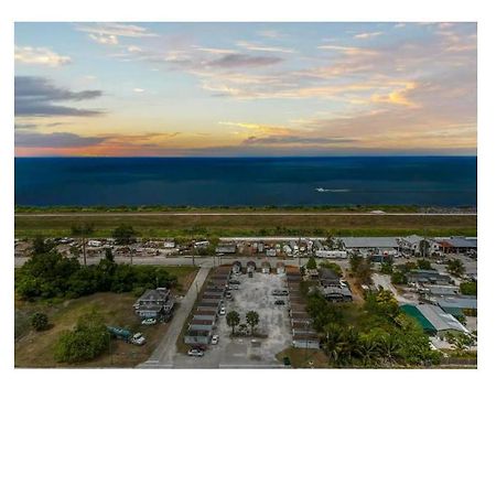 Modern Studio Retreat With King Bed - Cozy Comfort Pahokee Bagian luar foto
