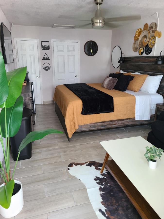 Modern Studio Retreat With King Bed - Cozy Comfort Pahokee Bagian luar foto