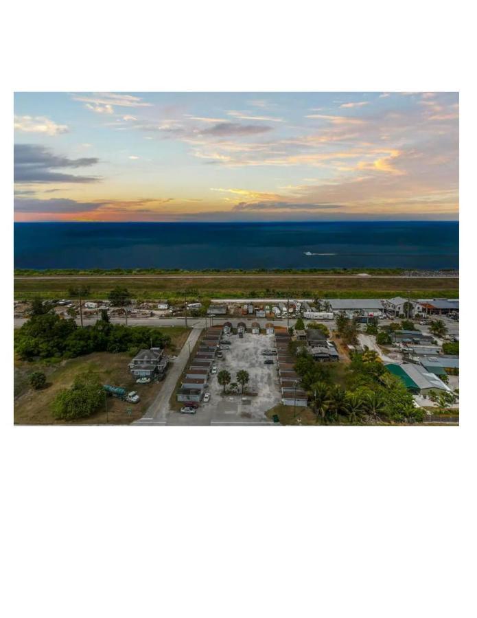 Modern Studio Retreat With King Bed - Cozy Comfort Pahokee Bagian luar foto