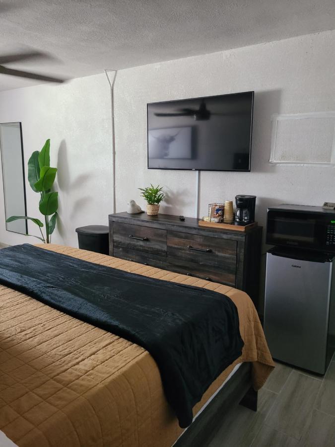 Modern Studio Retreat With King Bed - Cozy Comfort Pahokee Bagian luar foto