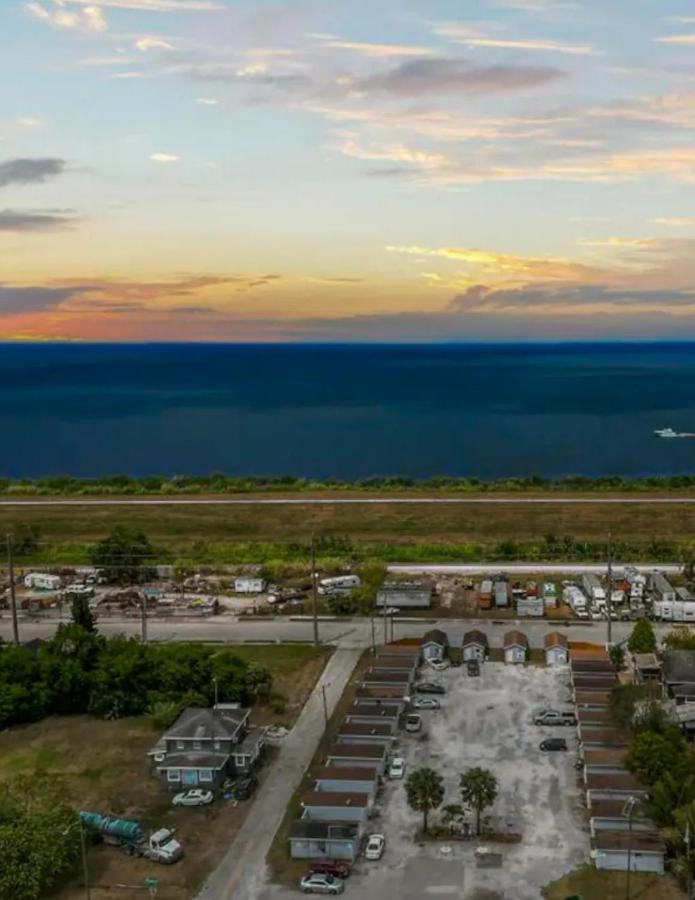 Modern Studio Retreat With King Bed - Cozy Comfort Pahokee Bagian luar foto
