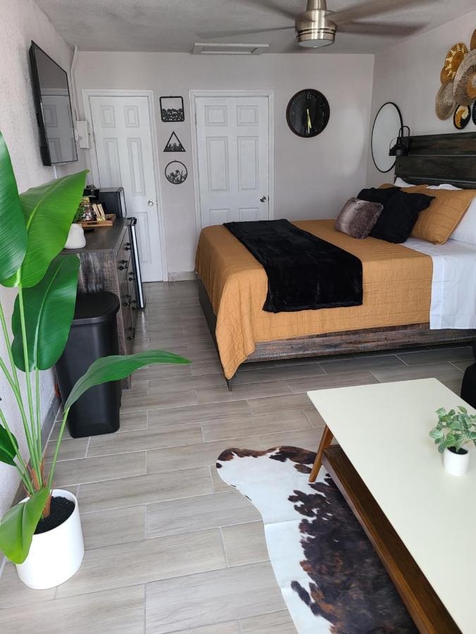 Modern Studio Retreat With King Bed - Cozy Comfort Pahokee Bagian luar foto